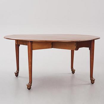 A George III mahogany gateleg table, late 18th century.