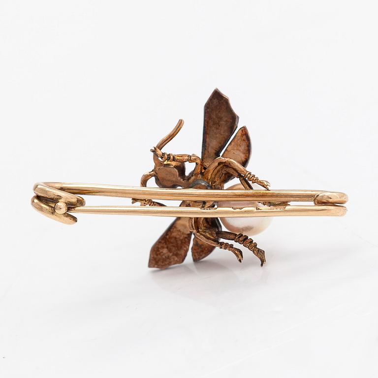 Brooch in the shape of a fly, 14Kgold with rose-cut diamonds and cultured pearl. Russia, Early 20th-century.