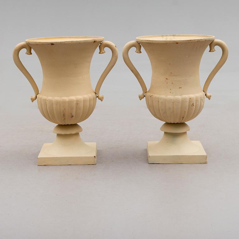 TRÄDGÅRDSURNOR, 1 par, gjutjärn, 1900-tal.