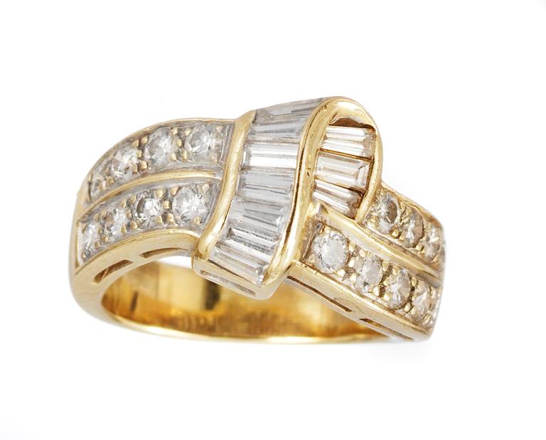 RING, set with baguette- and brilliant cut diamonds, app. tot. 1 cts.
