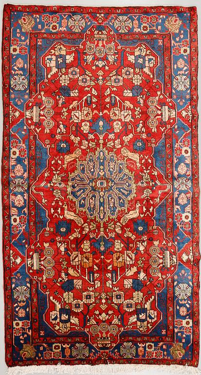 A Nahavand rug, 260 x 159 cm.