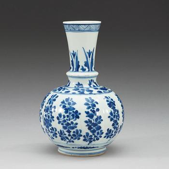 A blue and white vase, Qing dynasty, Kangxi (1662-1722).