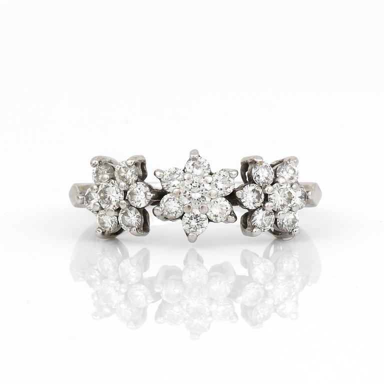 RING, 18K vitguld med briljantslipade diamanter, tot ca 0,69 ct. Total vikt ca 3,42 g.