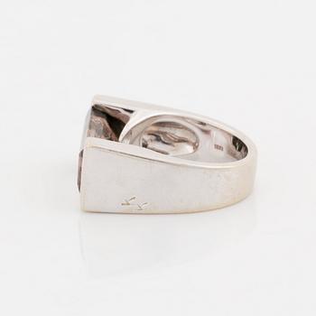 Tina Karlsson ring 18K vitguld med en trappslipad turmalin.