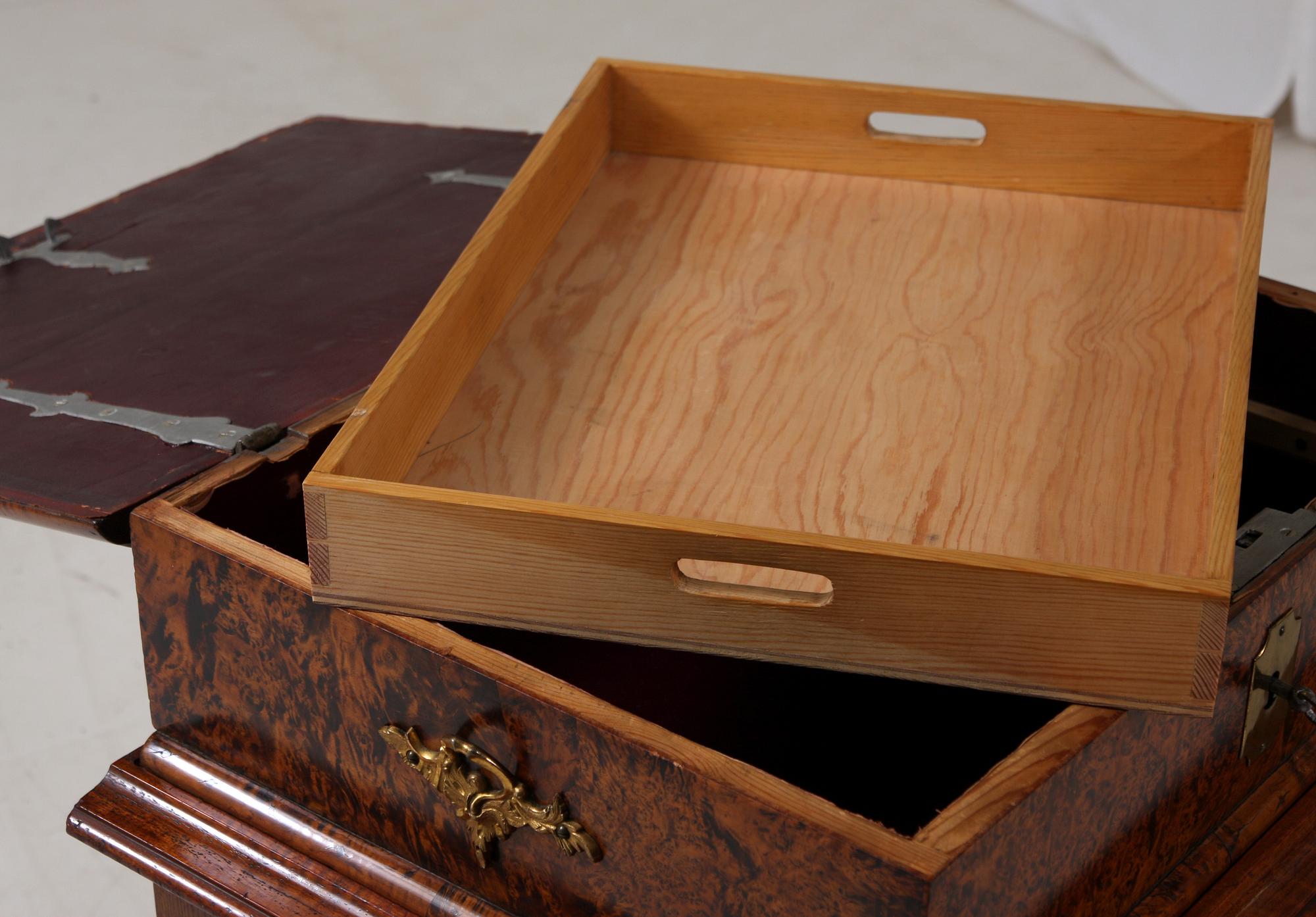 SCHATULL PÅ BENSTÄLLNING, delvis 1700-tal.