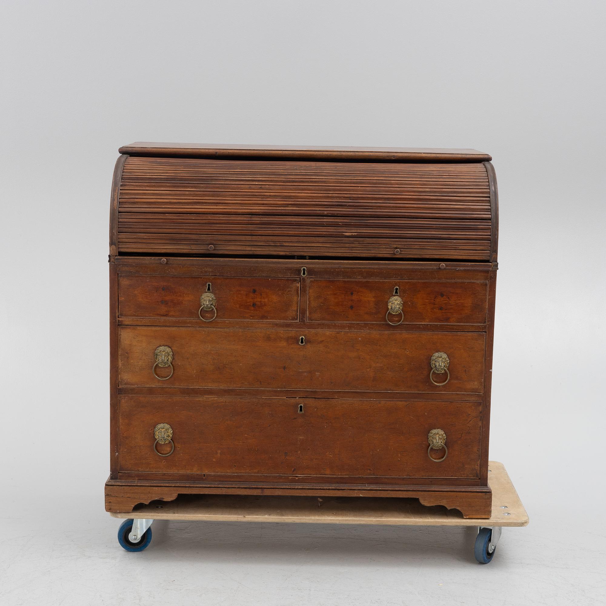 A chest of drawers, 19th Century.