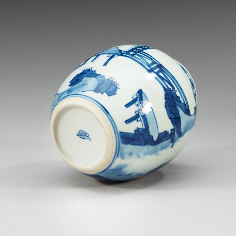 A blue and white jar, Qing dynasty, Kangxi (1662-1722).