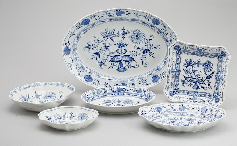 STEKFAT SAMT 5 SKÅLAR, snarlika, porslin, Meissen, 1900-tal.