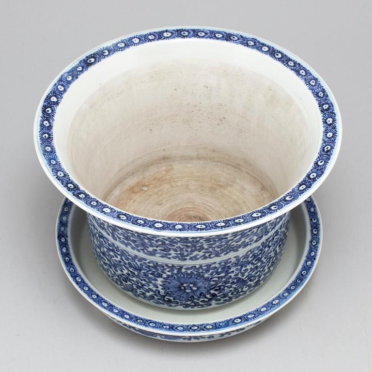 A blue and white pot with dish, Qing dynasty, 19th century,.