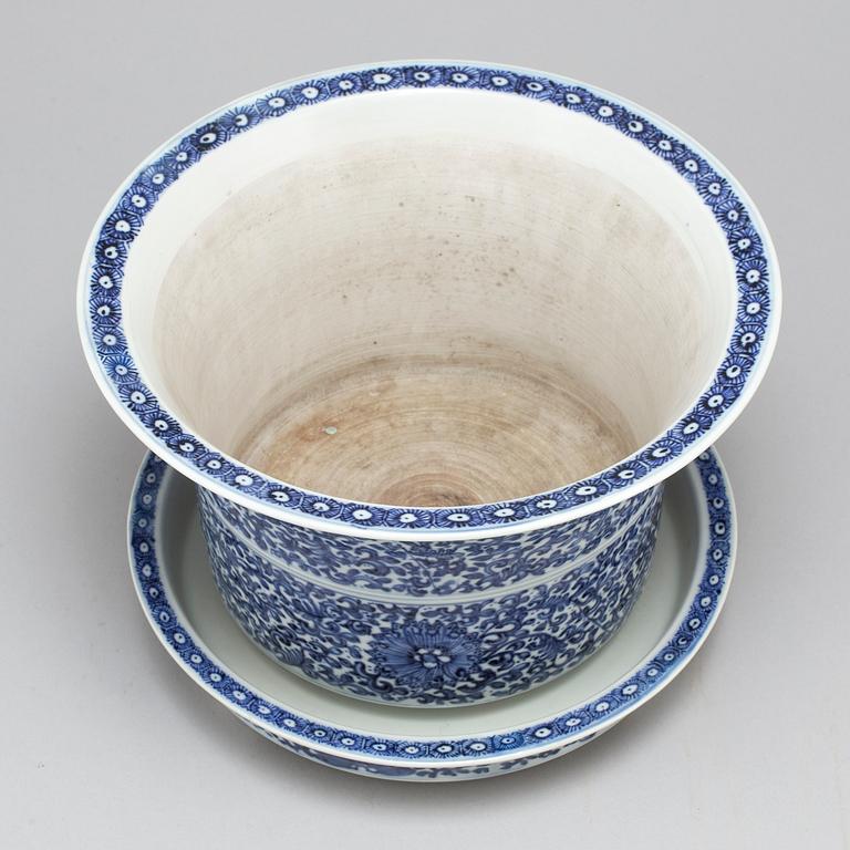 A blue and white pot with dish, Qing dynasty, 19th century,.