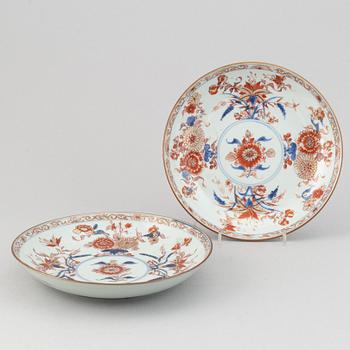 A pair of imari dishes, Qing dynasty, 18th Century.