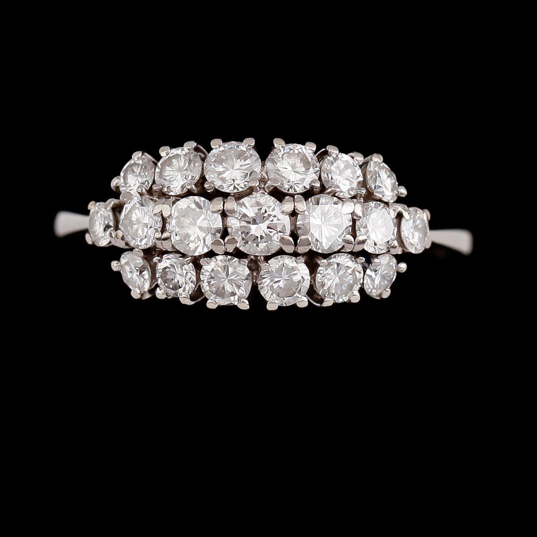 RING, 18 k vitguld, 19 briljantslipade diamanter tot ca 0.69 ct.