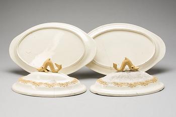 PASTEJFORMER, ett par, fajans. Empire. Märkt Jan der Delft. 1800-talets första del.