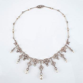 COLLIER med gammalslipade diamanter, ca 6.00 ct, och äkta pärlor.