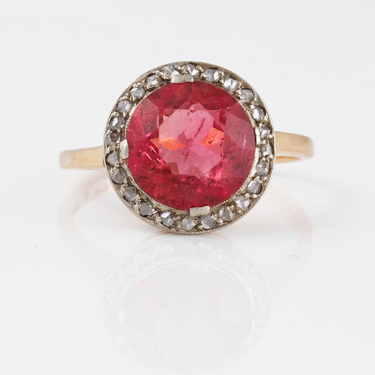 RING, 18K guld med rosa turmalin samt rosenslipade diamanter, Gustav Dahlgren & Co, Malmö, 1944. Vikt 3,5 gram.
