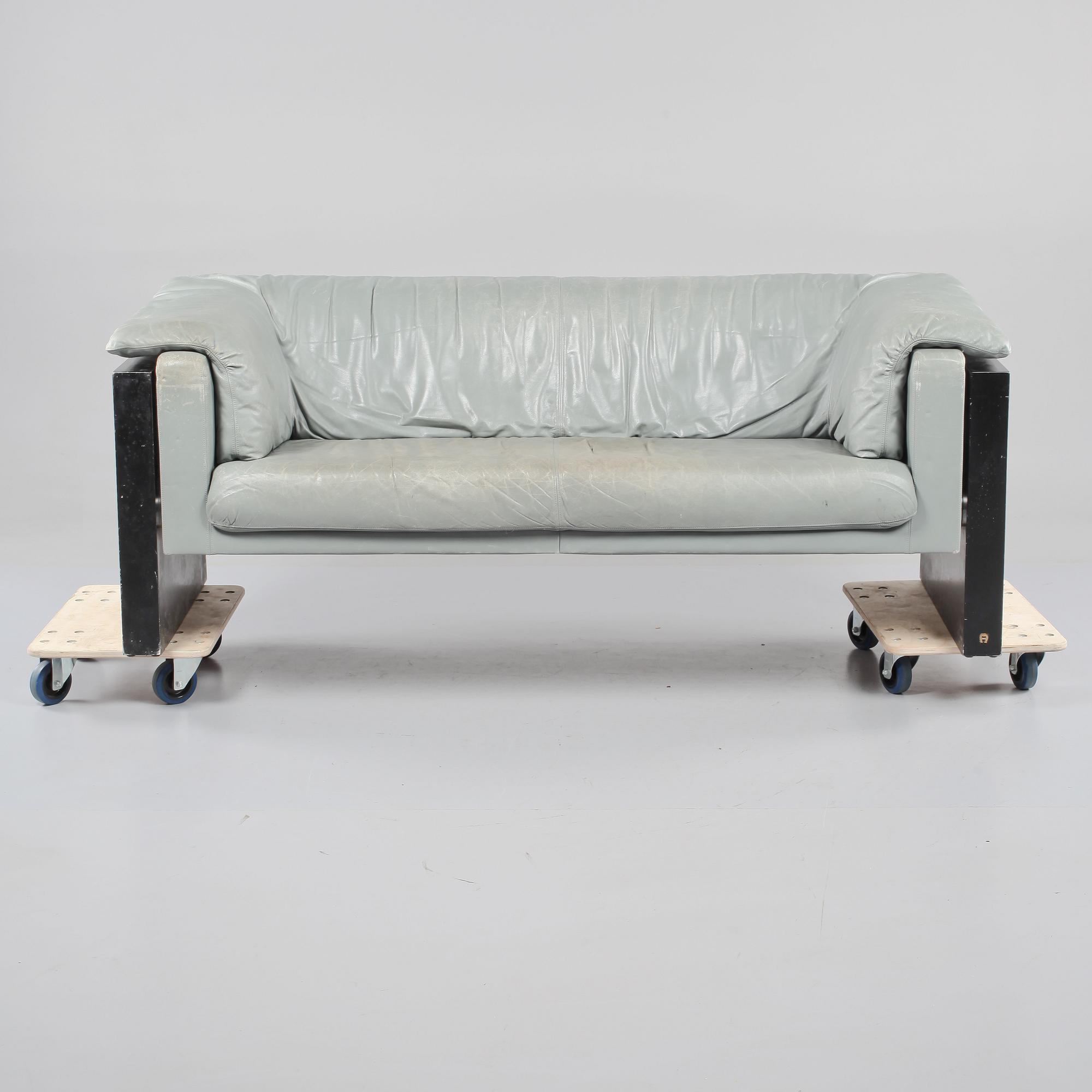 SOFFA, Etienne Aigner, 1900-talets fjärde kvartal.