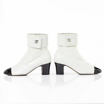 Chanel, ankle boots, size 37C.