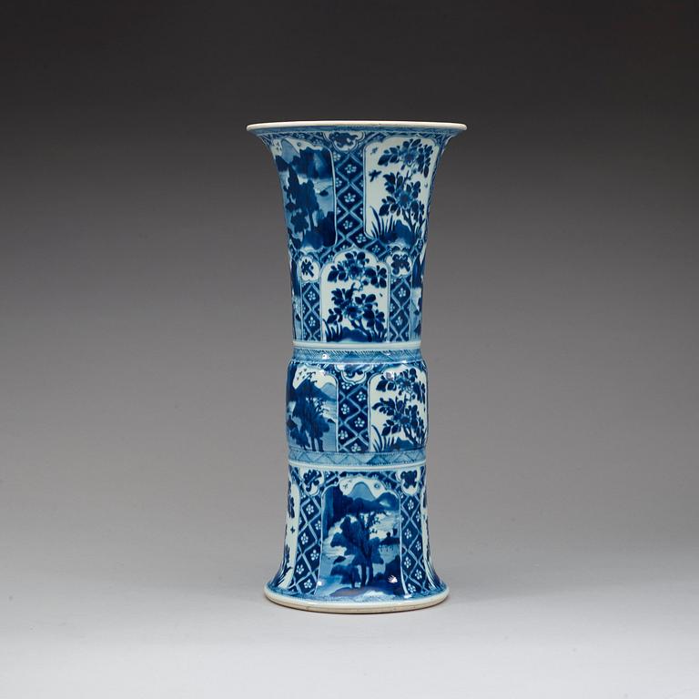 A large blue and white vase, Qing dynasty, Kangxi (1662-1722).