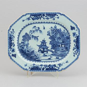 A blue and white serving dish, Qing dynasty, 19th Century.