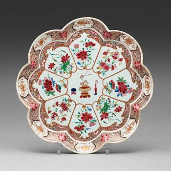 194. A flower shaped famille rose tray, Qing dynasty, Qianlong (1736-95).