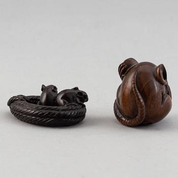 Netsuke, två stycken, trä. 1900-tal.