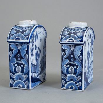 TEDOSOR, ett par, fajans, omkring 1900.