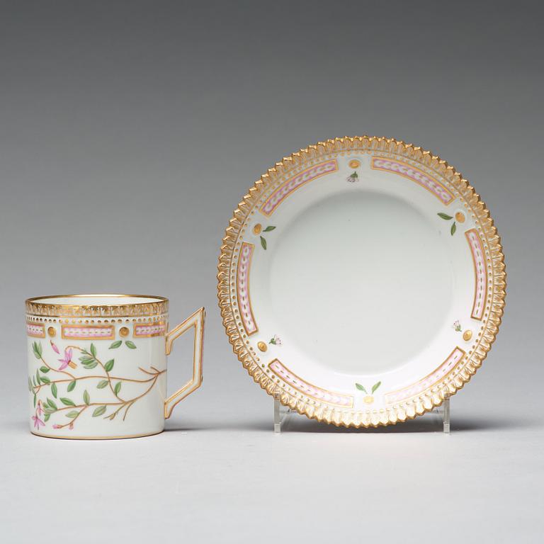 KAFFEKOPPAR med FAT, åtta stycken, porslin. "Flora Danica", Royal Copenhagen, Danmark.