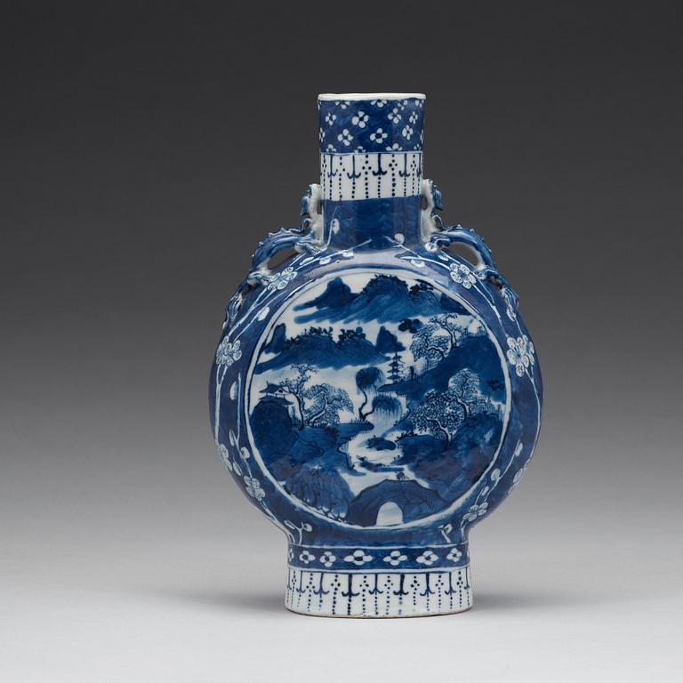 PILGRIMSFLASKA, porslin, Qingdynastin, 1800-tal.
