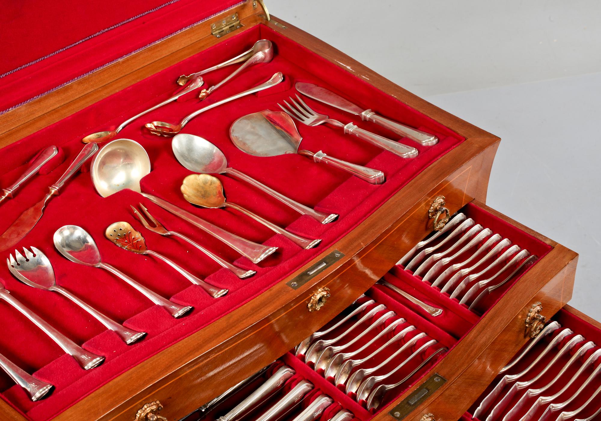 BESTICKSERVIS, 176 delar, silver, total vikt ca 9520 g samt SCHATULL, omkring 1900-talets mitt.
