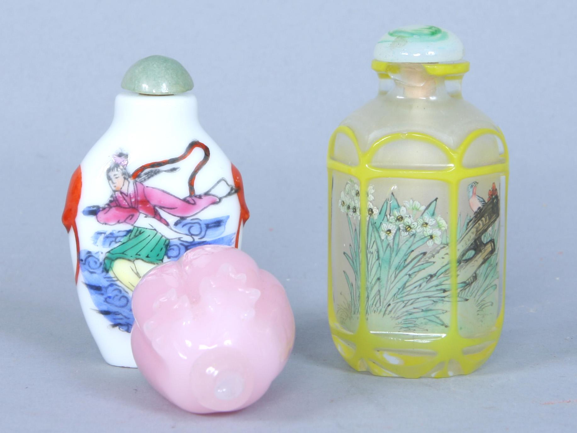 SNUSFLASKOR, 3 st, glas och porslin, Kina, 1900-tal.