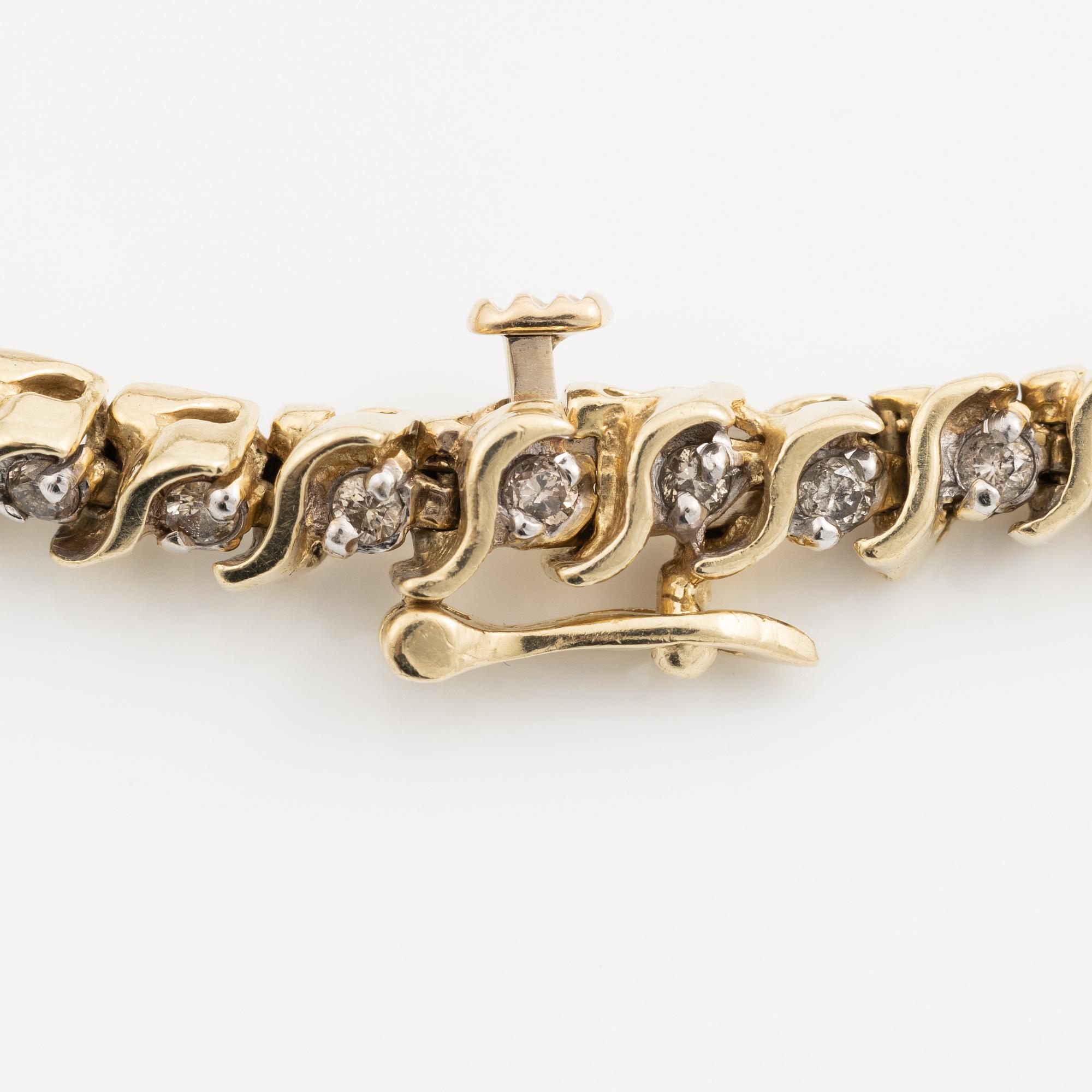 Tennis bracelet 14K gold with round brilliant-cut diamonds.