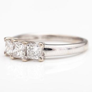 A 14K white gold ring with pricess cut diamonds ca. 1.00 ct in total.