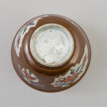 A famille rose and cappuciner brown porcelain cup with saucer, Qing dynasty, Qianlong (1736-95).