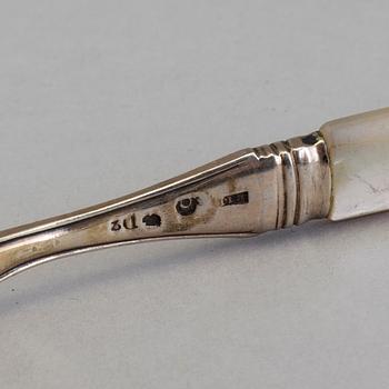 22 pieces silver and mother of pearl 1780s cuttlery, Stockholm and Paris.
