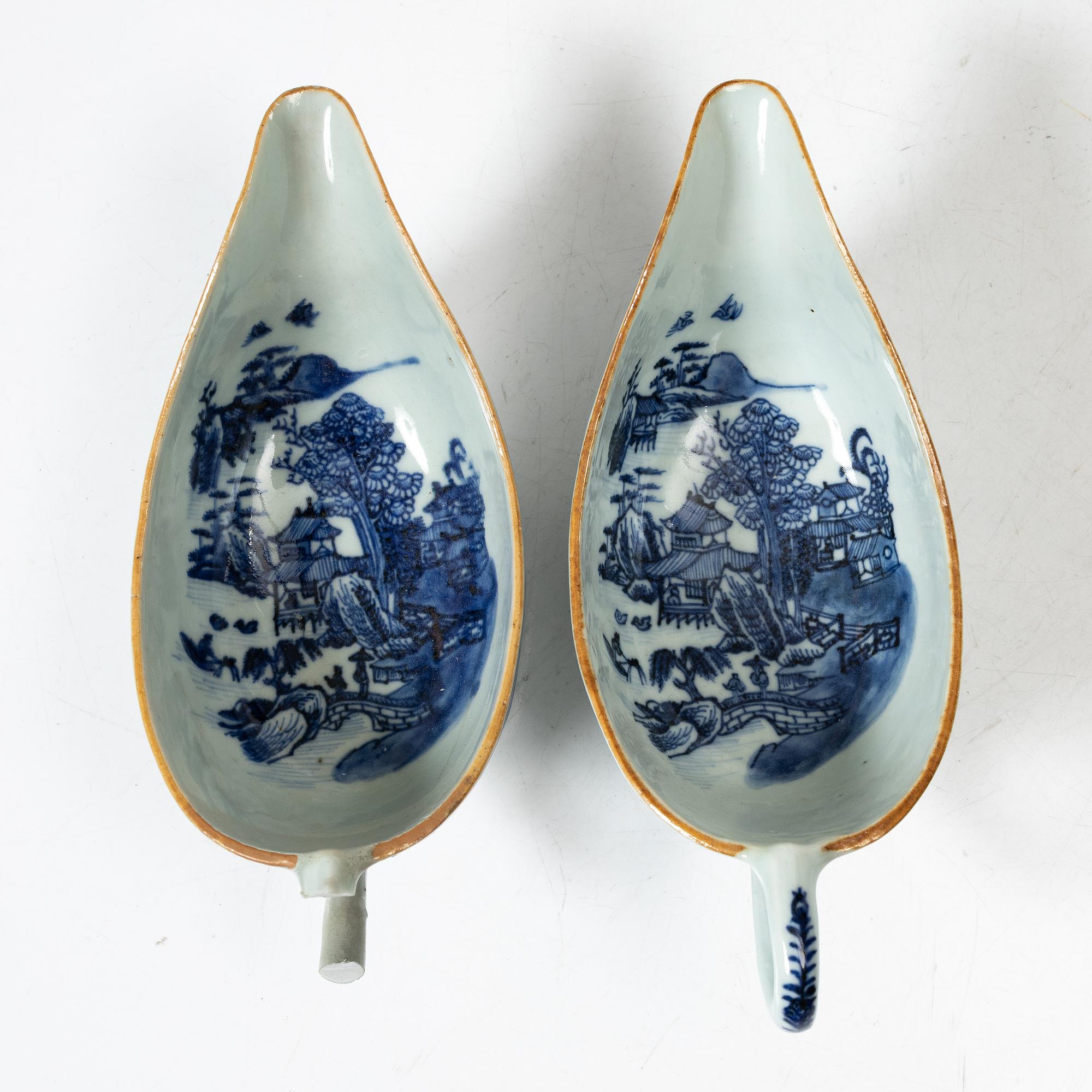A pair of Chinese blue and white porcelain sauce boats, Qing dynasty, Qianlong (1736-95).
