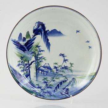 A large Japanese porcelain dish, first part of the 20th century.
