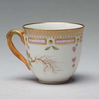 KAFFEKOPPAR med FAT, fyra stycken, porslin. "Flora Dancia", Danmark, 1900-tal.