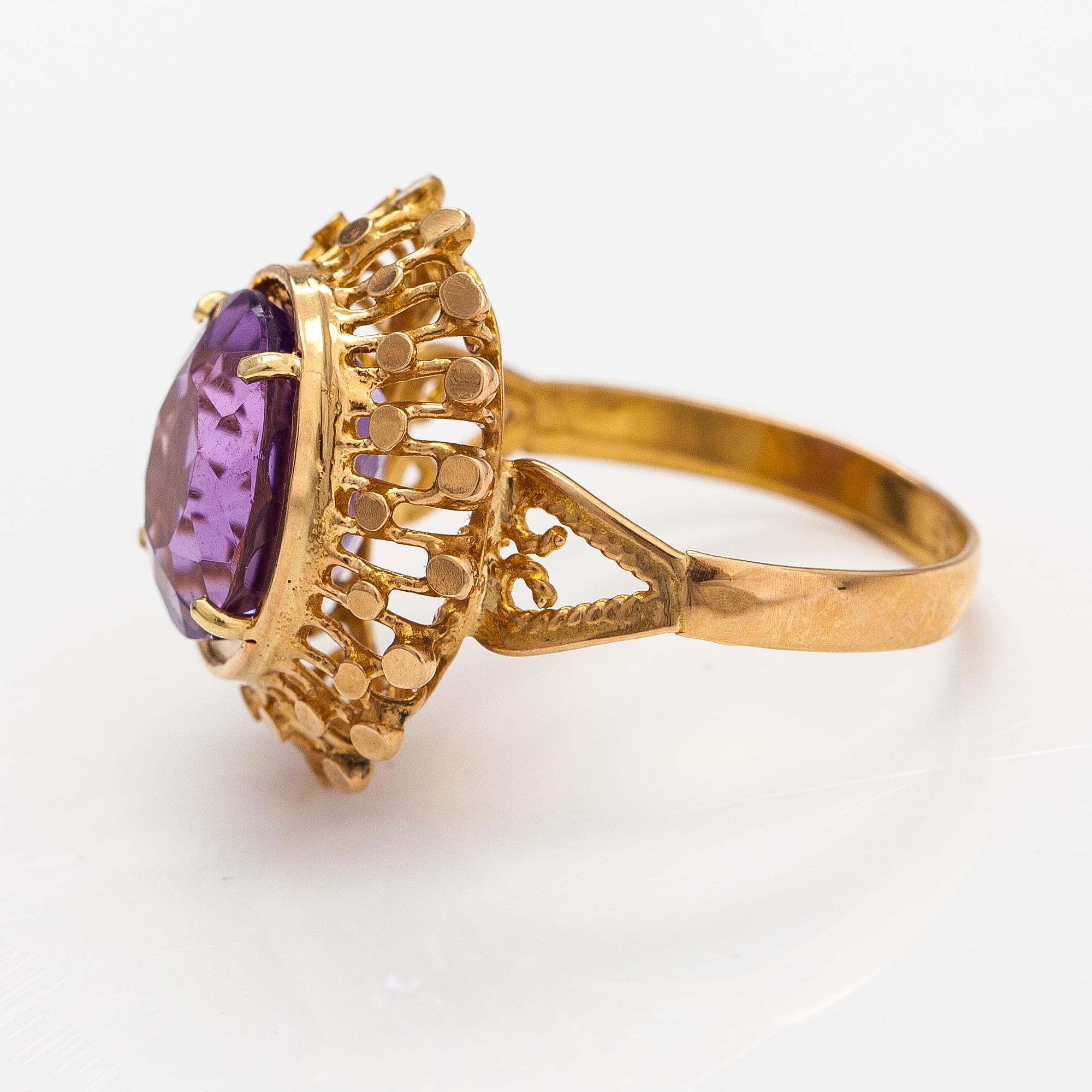A ca. 21K gold ring with an amethyst.