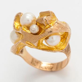Björn Weckström, sormus, "Kastehelmet", 14K kultaa ja viljeltyjä helmiä, Lapponia 1971.