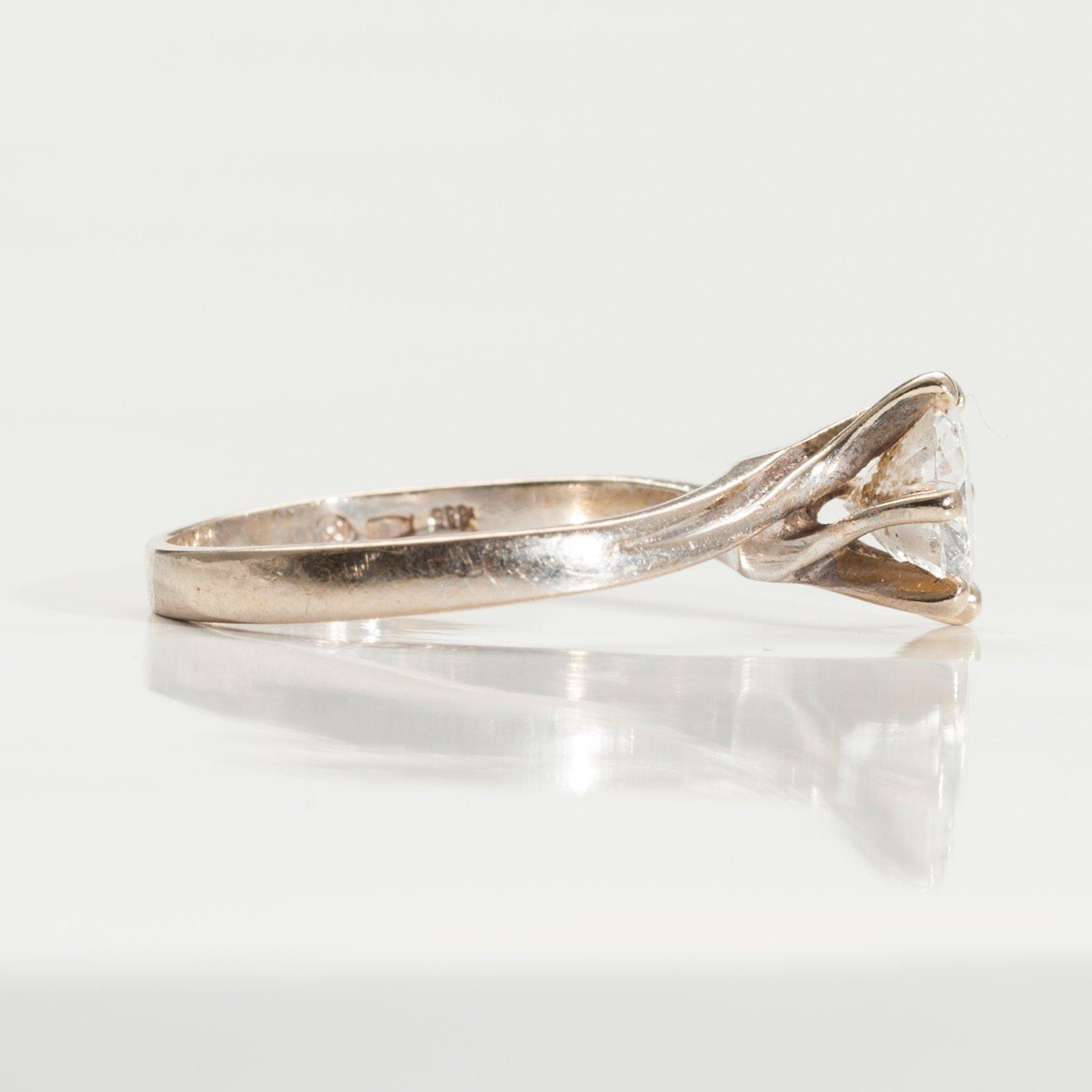 A RING, 14K white gold, brilliant cut diamond 1,06 ct, H/SI2. Size 17-. Weight 2,5 g.
