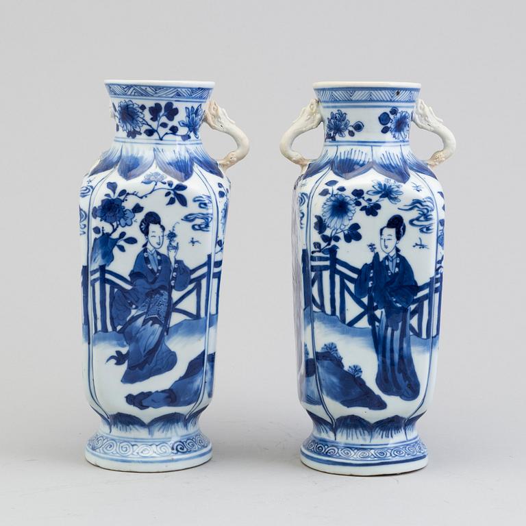 A pair of chinese Kangxi vases, 1662-1722.