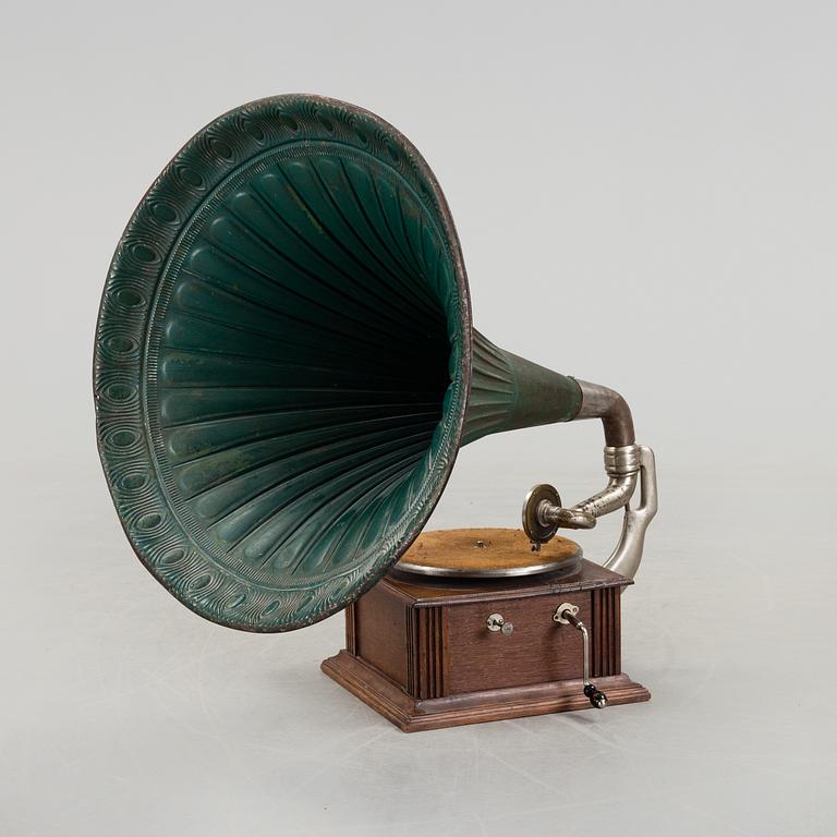 A gramophone, circa 1900.