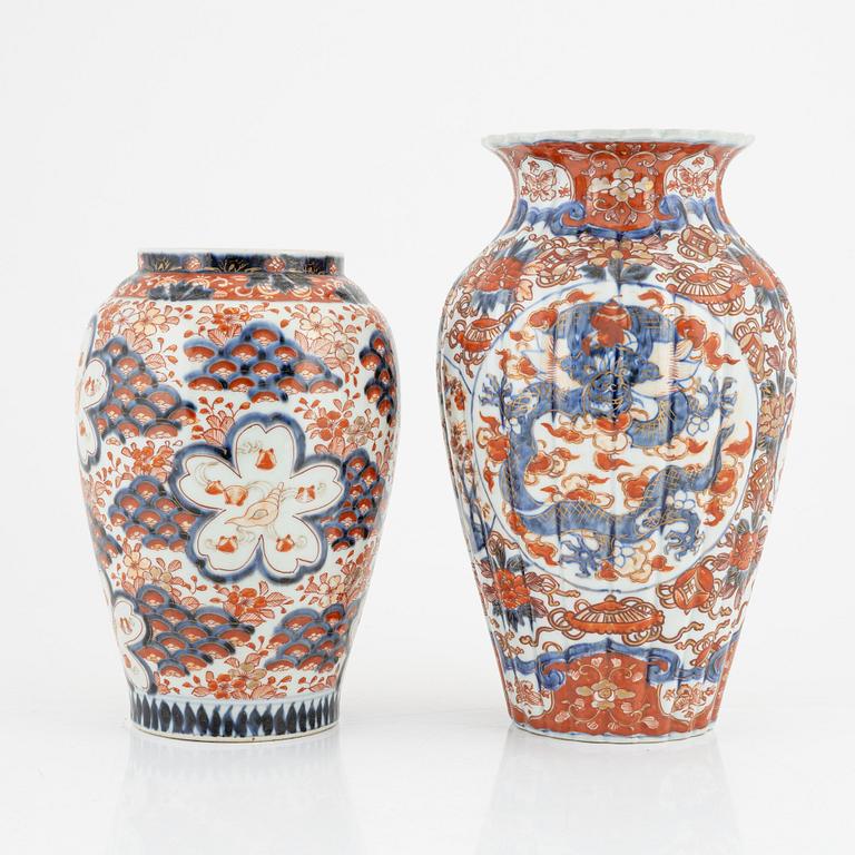 Seven pieces of Japanese Imari porcelain, around 1900 and early 20th century.