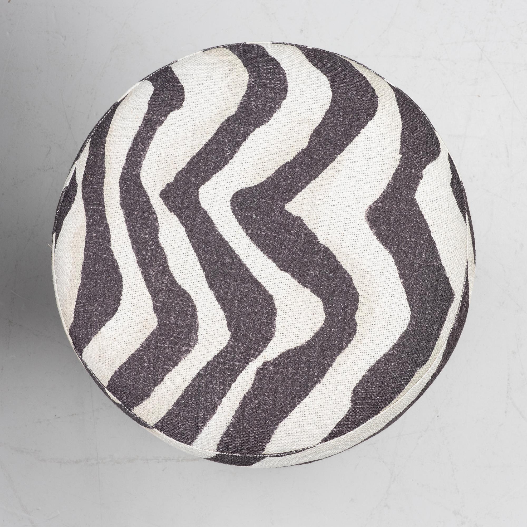 Fåtölj, av Howard-modell, samt pall.