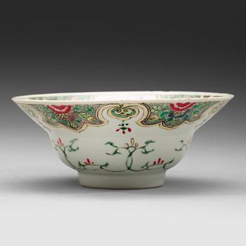 618. A famille verte bowl, Qing dynasty, Kangxi (1662-1722).