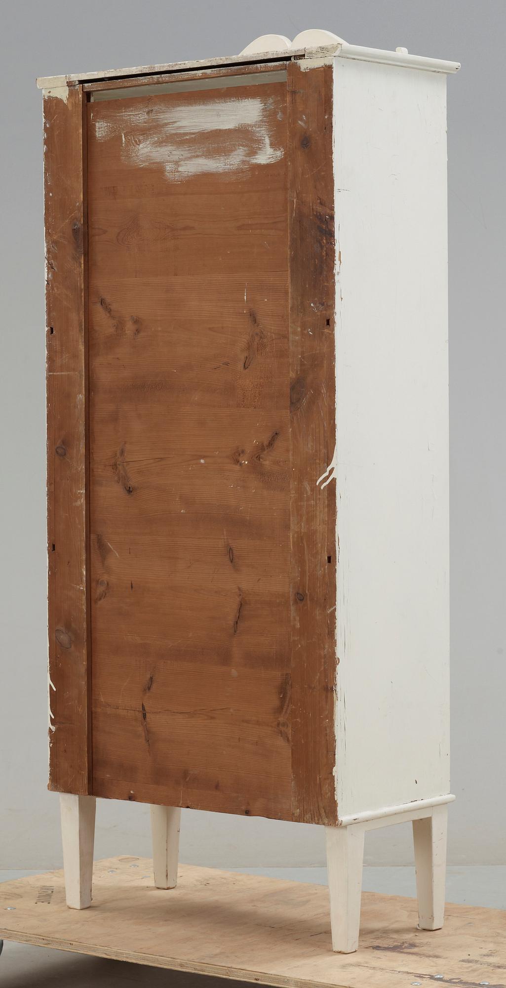 DOCKSKÅP MED TILLBEHÖR, 1800-talets slut till 1900-talets första hälft.