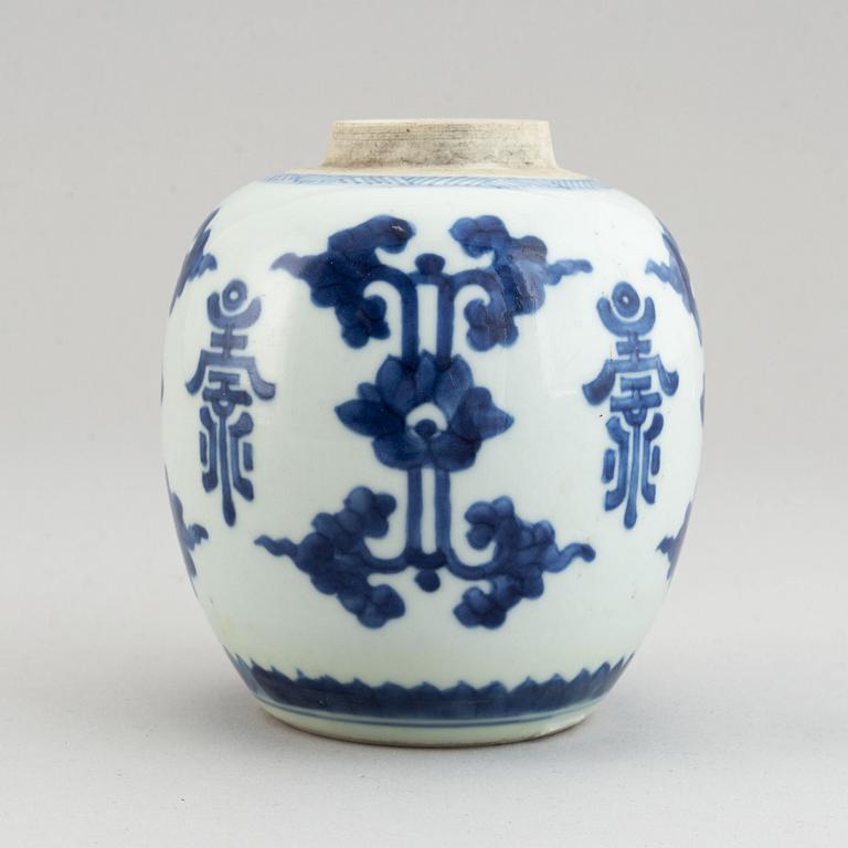 A blue and white jar, Qing dynasty, Kangxi (1662-1722).