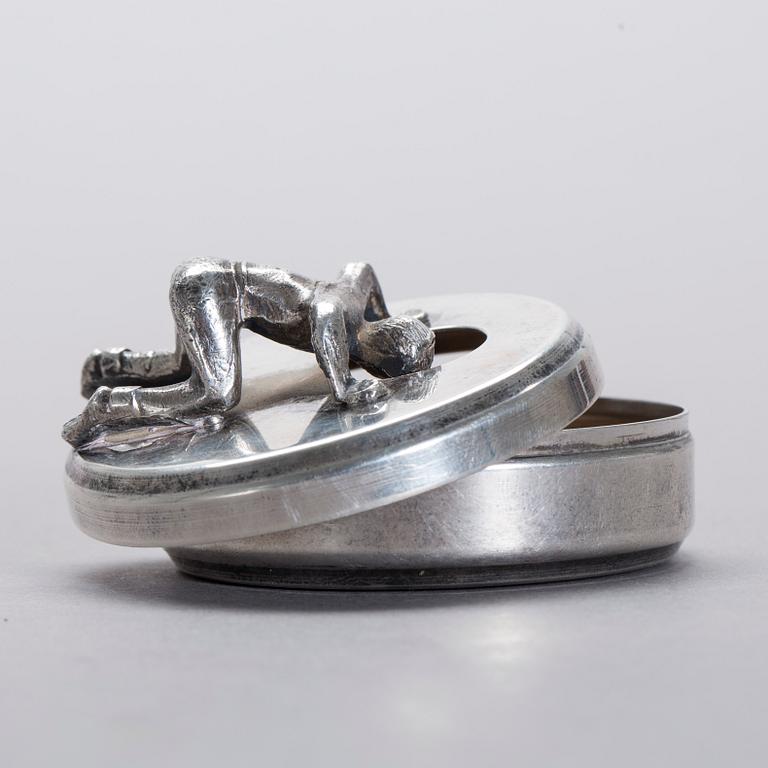 MANSCHETTKNAPPSASK, vitmetall, Widerholm & Dahlberg, 1900-talets andra hälft.