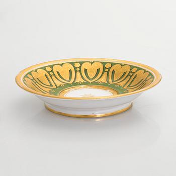 Kermakko ja aluslautanen, posliinia, mm. Gardner, Venäjä 1800-luvun alkupuoli.