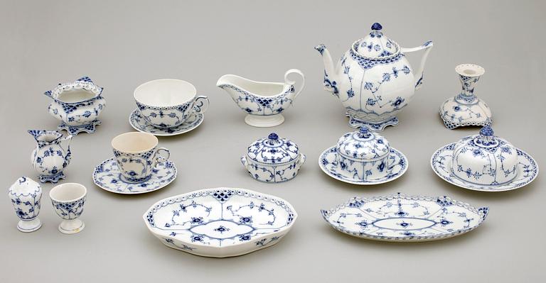 MAT- KAFFE- OCH TESERVISDELAR,  97 st, porslin, "Musselmalet", Royal Copenhagen, 1900-tal.